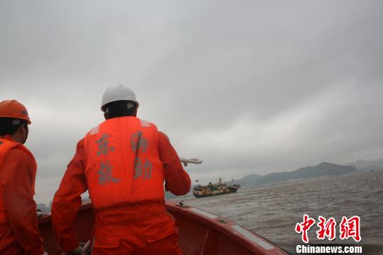 漁船舟山海域觸礁7名船員獲救（組圖）