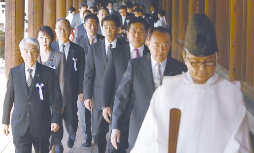 4月22日,日本140多名國(guó)會(huì)議員集體參拜供奉著14名二戰(zhàn)甲級(jí)戰(zhàn)犯的靖國(guó)神社。