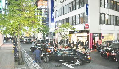 美總統行前“獻飛吻”東京終于等來奧巴馬