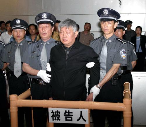2004年5月，盧萬里在被告席上。(資料圖片)
