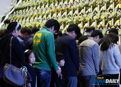4月27日，在韓國安山一處臨時客輪遇難者紀念堂附近，民眾前來哀悼這些逝去的人。