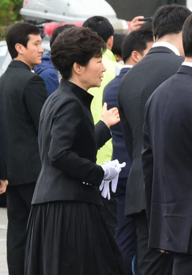韓國總統樸槿惠著黑裙吊唁沉沒客輪遇難者（圖）