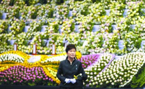 “歲月”號(hào)沉沒第14天，29日，韓國(guó)總統(tǒng)樸槿惠首次就此事正式向國(guó)民道歉。