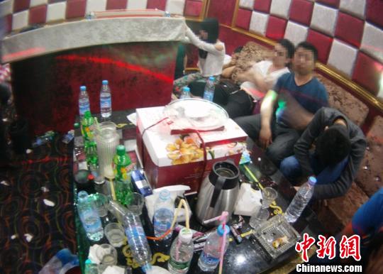南昌“90后”慶生開吸毒派對經尿檢60人被拘（圖）