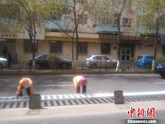 烏魯木齊遭遇大風市區多處交通護欄被吹倒