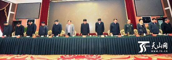 張春賢與各族干部向暴恐事件遇難者默哀（圖）