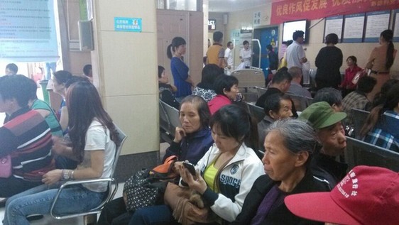 大廳內擠滿等待做CT的患者和家屬