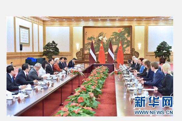 5月27日，全國人大常委會委員長張德江在北京人民大會堂與拉脫維亞議長阿博爾京娜舉行會談。 新華社記者 李濤 攝 