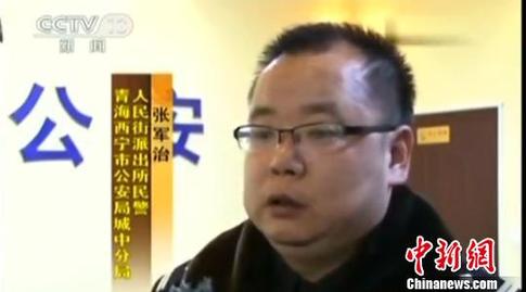 　　圖為跨省“抓錯人”事件辦案民警張軍治此前接受媒體采訪。　視頻截圖攝