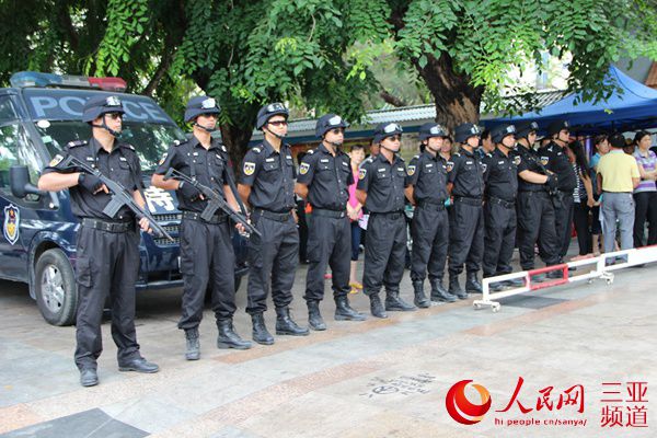 特警持槍而立