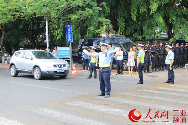 交警現(xiàn)場指揮交通