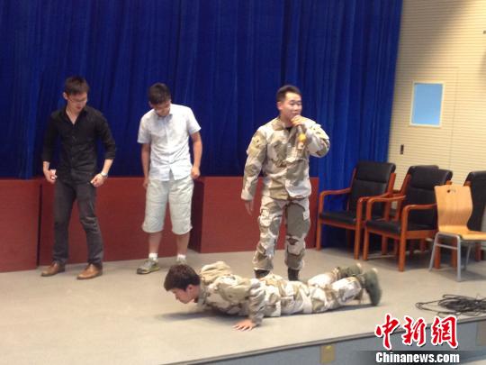 公派留學(xué)行前培訓(xùn)會(huì)：教官現(xiàn)場(chǎng)演練槍擊突發(fā)事件