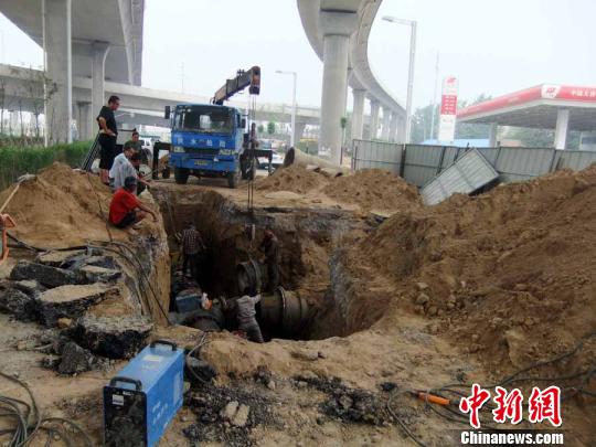 新修路面開挖深溝市民譏諷“鄭州鄭州天天挖溝”