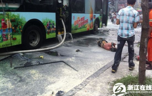 杭州公交燃燒致32人受傷無人死亡當(dāng)時(shí)載客80人