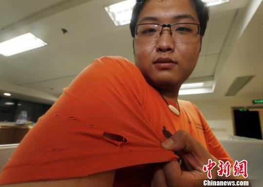 實習記者燃燒公交車內救十余位傷者稱生命高于采訪