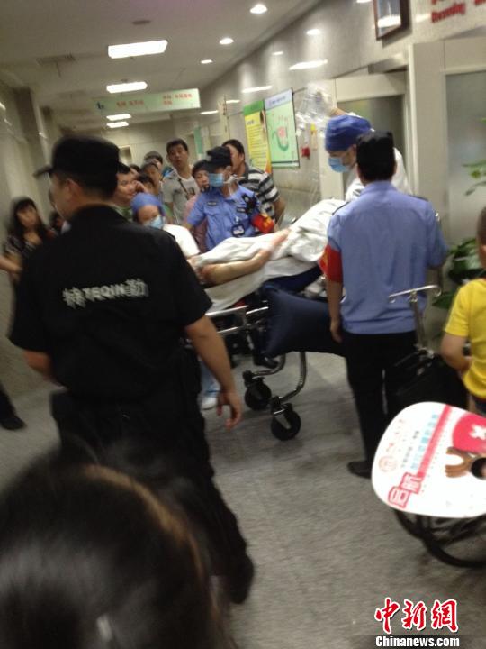 杭州公交車燃燒傷30余人市民“救援團”成救人主力