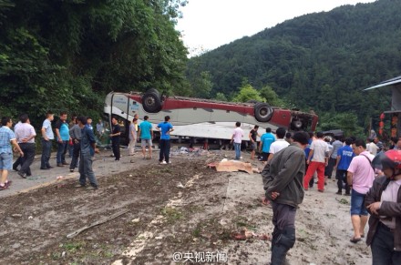 重慶一載51人旅游大巴下山途中翻滾致6死13傷