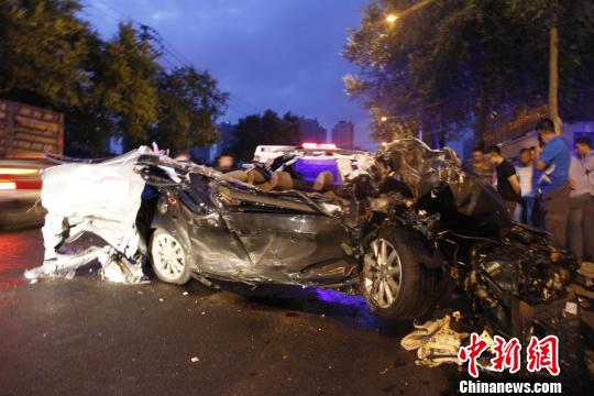 哈爾濱凌晨一邁騰轎車追尾貨車致1死1傷（組圖）