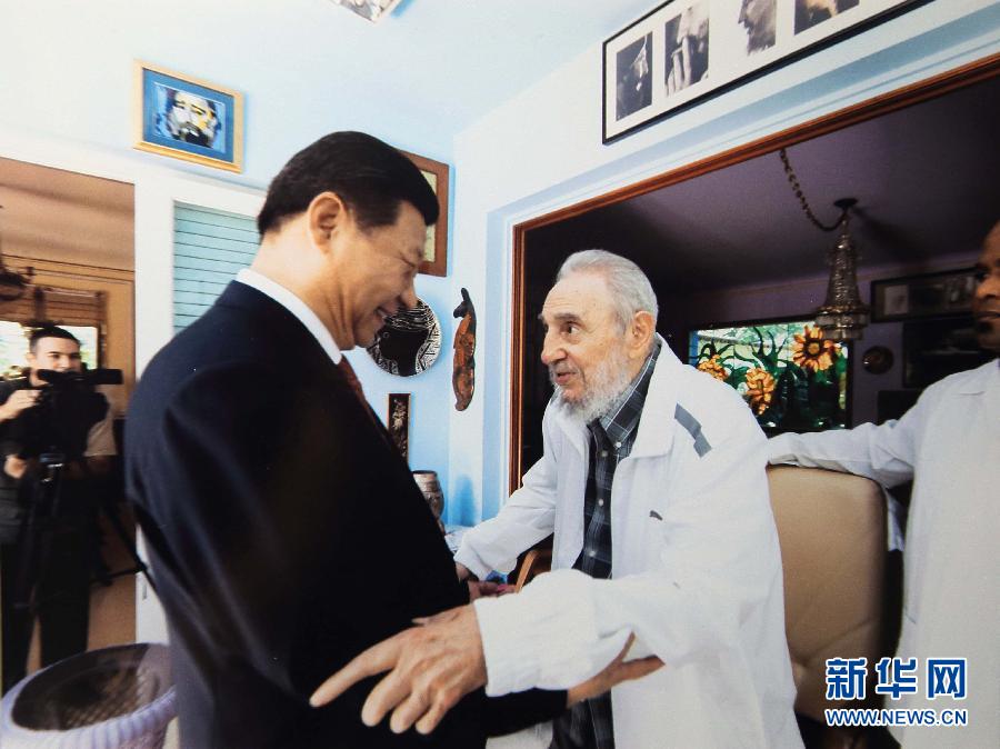 當(dāng)?shù)貢r(shí)間7月22日，國(guó)家主席習(xí)近平在哈瓦那親切探望古巴革命領(lǐng)袖菲德爾·卡斯特羅。 新華社發(fā)