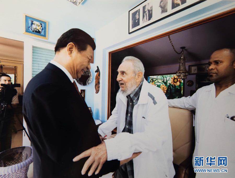 當(dāng)?shù)貢r(shí)間7月22日，國(guó)家主席習(xí)近平在哈瓦那親切探望古巴革命領(lǐng)袖菲德爾·卡斯特羅。 新華社發(fā)