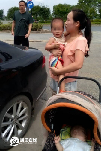 2歲女童獨自光腳上街路人保駕護航被誤當人販子
