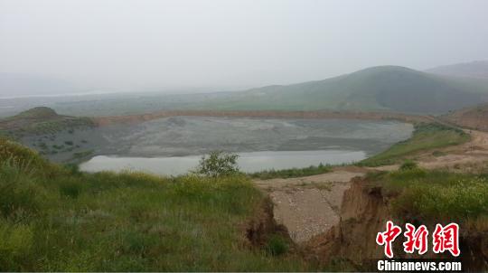 內(nèi)蒙古一鉛鋅礦尾礦庫(kù)草原排污形成堰塞湖（圖）