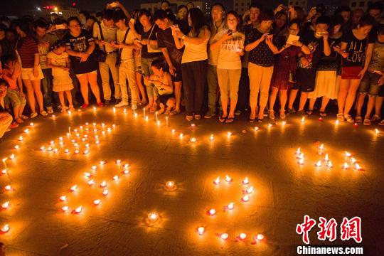 江蘇昆山市民點燭為爆炸事故傷亡者祈福