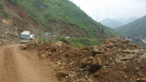 李克強在云南魯甸地震震中為遇難者默哀（圖）（3）