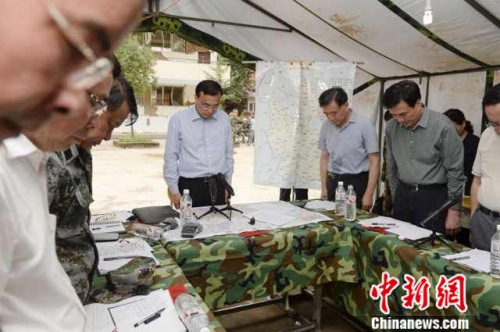 李克強在云南魯甸地震震中為遇難者默哀（圖）