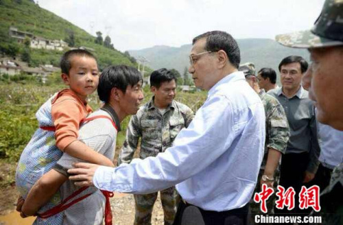 李克強在云南魯甸地震震中為遇難者默哀（圖）（2）