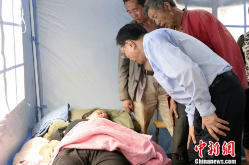 李克強抵達魯甸地震震中看望受傷民眾救治情況（圖）