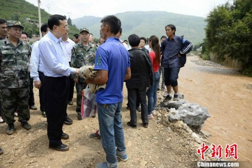 李克強抵達魯甸地震震中看望受傷民眾救治情況（圖）（2）