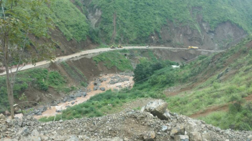 李克強抵達魯甸地震震中看望受傷民眾救治情況（圖）（3）