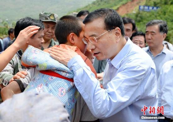 李克強徒步進(jìn)入震中龍頭山鎮(zhèn)指揮抗震救災(zāi)工作