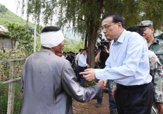 李克強看望災區群眾側記：留得青山在，不怕沒柴燒！