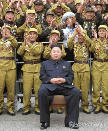 金正恩向抗日老兵靈前送花圈關(guān)注朝鮮老年群體
