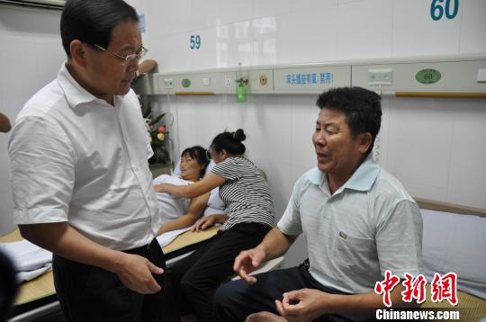 廖小軍慰問云南救災遇難戰士父母：盡力解決困難