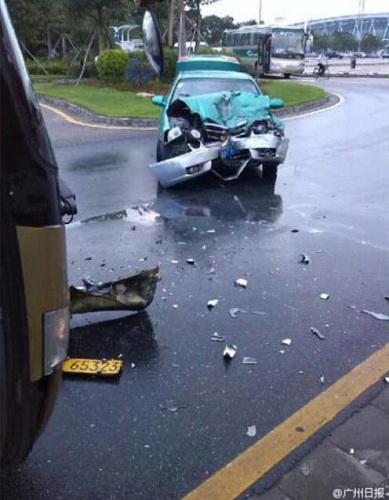 廣州白云機場大巴與出租相撞車頭變形傷亡不明（圖）