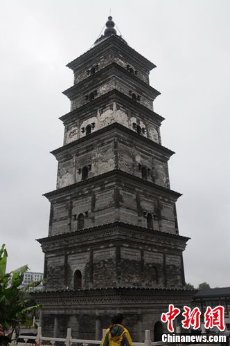 京杭大運(yùn)河中矗立古剎鎮(zhèn)國(guó)寺有南方大雁塔之稱