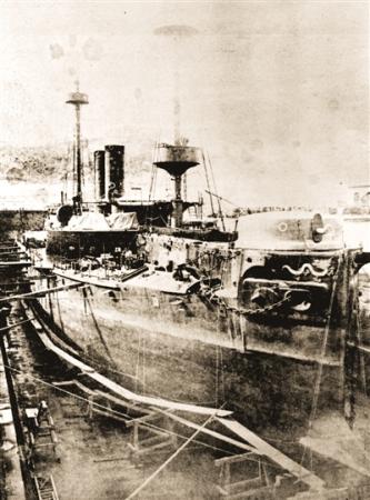 甲午海戰中被日艦擊傷的鎮遠艦