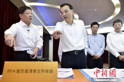 李克強考察上海自貿區：給市場“讓”出更大空間
