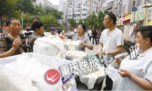 兒子墜亡留下60萬債務 父母掏邊溝賣饅頭還債
