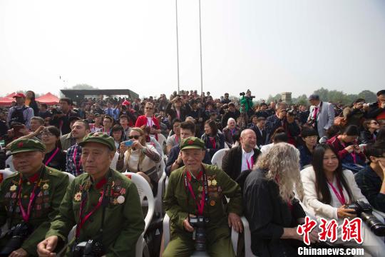 老兵展出民兵照紀念毛澤東提出“全民皆兵”56周年