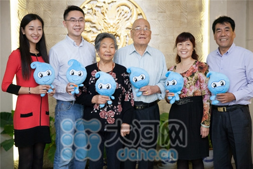 鄭州“鉆石婚”家庭三代人選擇“同日”結(jié)婚（圖）