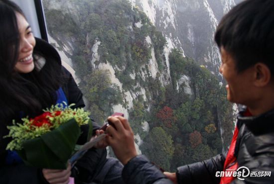 “十一”華山景區游客爆滿西安小伙想求婚沒地下跪。（資料圖）