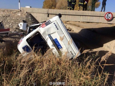 連霍高速甘肅段一救護車側翻致5人死亡3人受傷（圖）