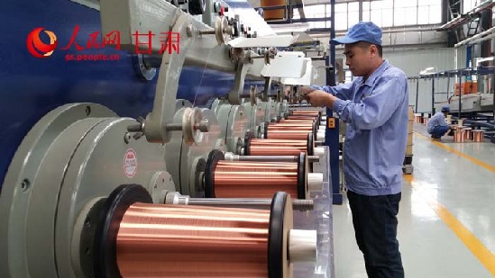 股份制改造以后，白銀公司著力發(fā)展了一批附加值高的精深加工項目。這是白銀公司的漆包線生產(chǎn)線。(記者 曹樹林?jǐn)z)