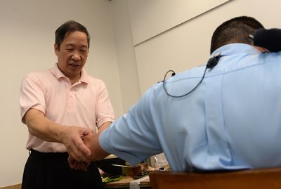 香港跌打師傅挺身義診幫警察盼“占中”早結(jié)束