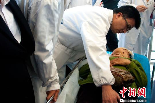 上海大客車側翻致6死43傷直升機轉運傷員