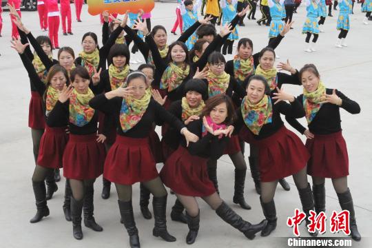 “光棍節(jié)”沈陽法庫萬人同跳廣場(chǎng)舞《法庫姑娘》
